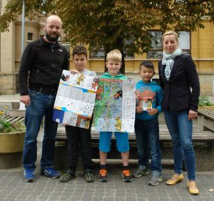 Übergabe des Kinderstadtplans an die Kinder der Geschwister-Scholl-Grundschule durch Christian Gundlach (Kinderbüro) und Talina Rinke (Magistralenmanagement).