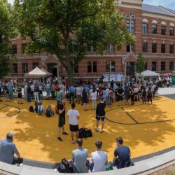 Feierliche Eröffnung des „Renftplatzes" am 1. Juni 2018 mit Schüler*innen des Werner-Heisenberg-Gymnasiums. Foto: Stadt Leipzig/Roland Quester